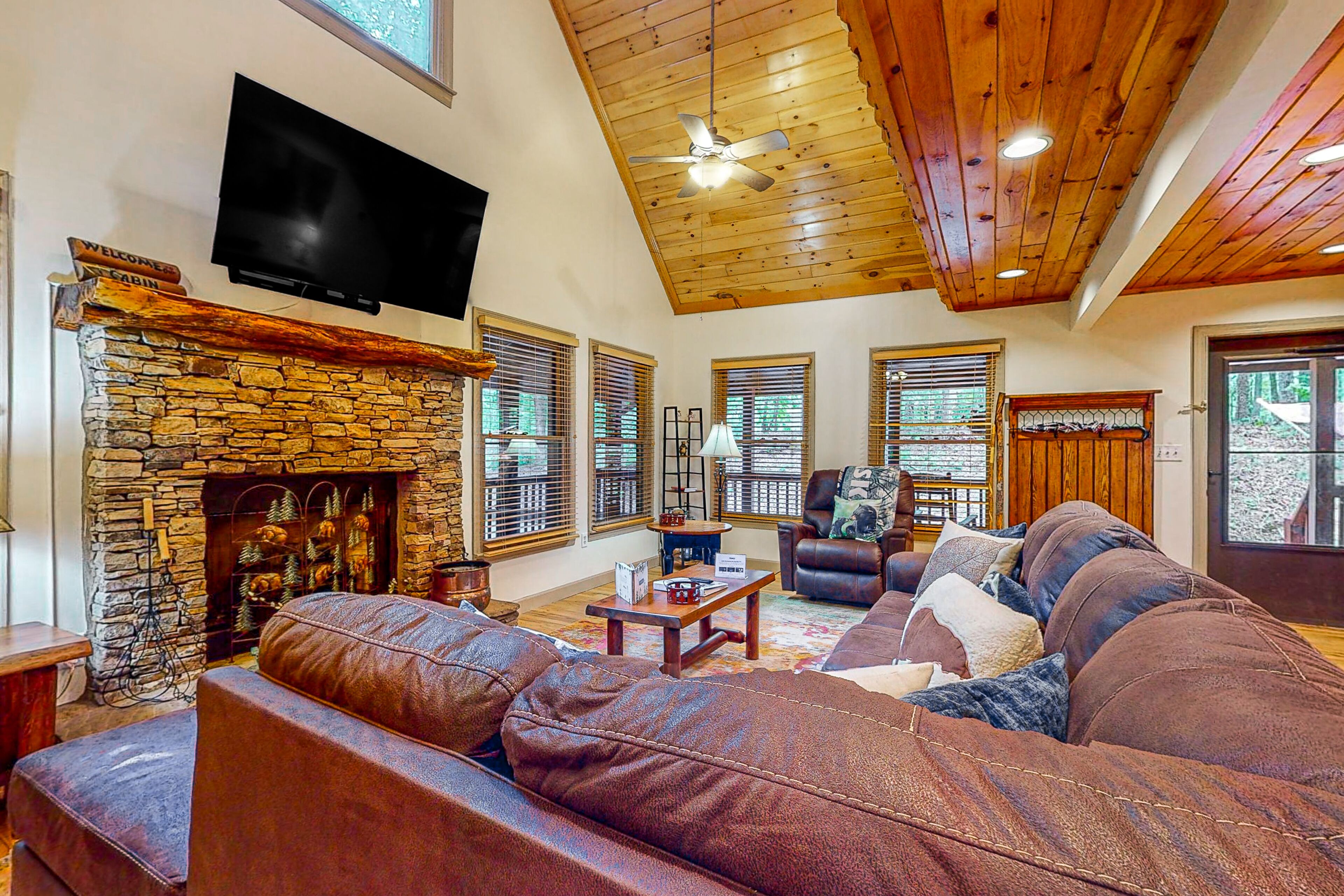 Cabin retreat with private hot tub & natural privacy - close to Blue Ridge