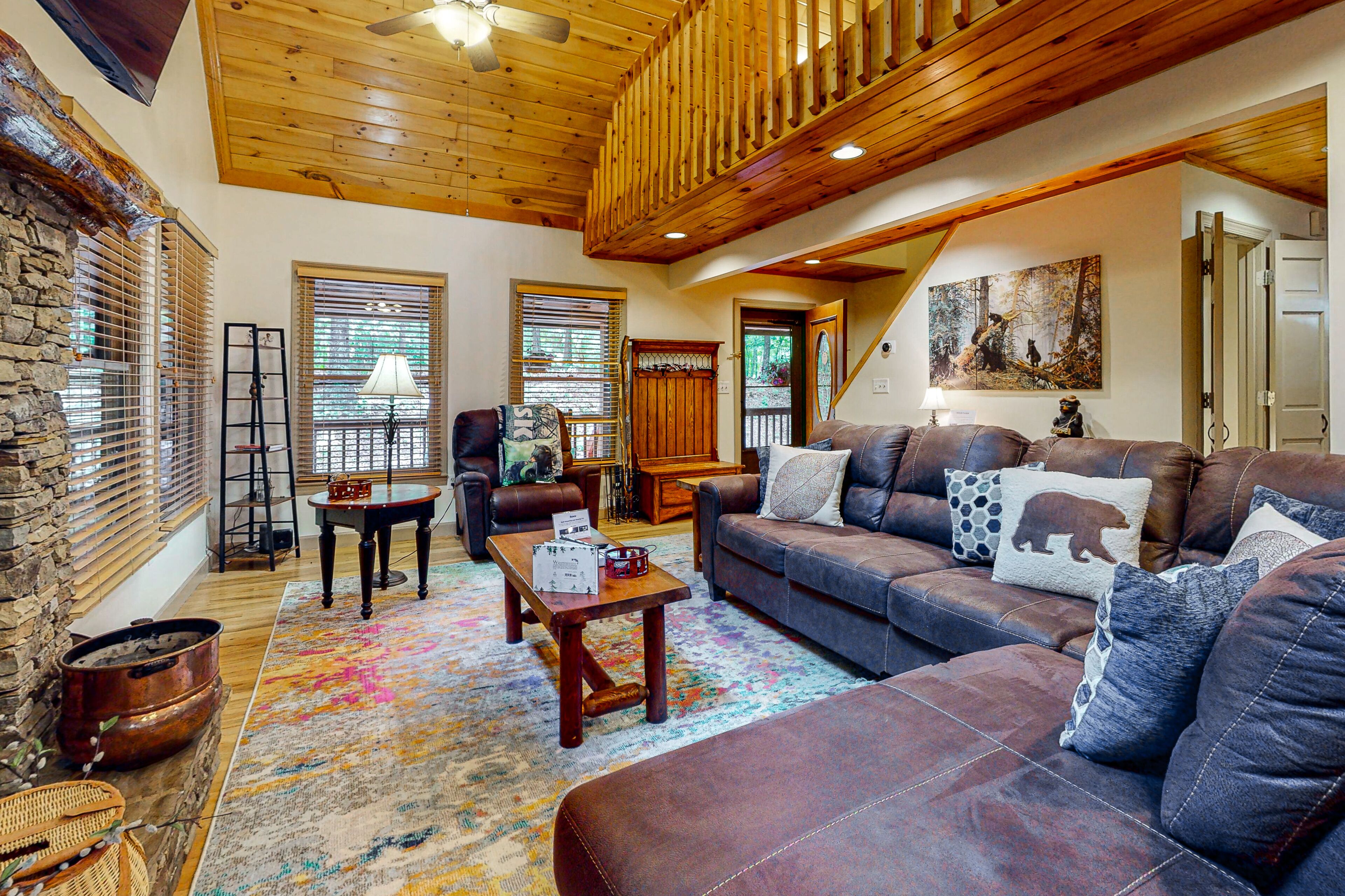 Cabin retreat with private hot tub & natural privacy - close to Blue Ridge