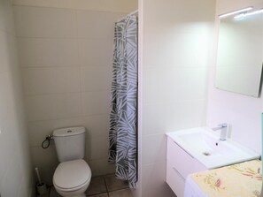 Douche, sèche-cheveux, serviettes fournies