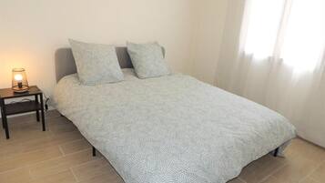 1 slaapkamer, een strijkplank/strijkijzer, gratis wifi, beddengoed