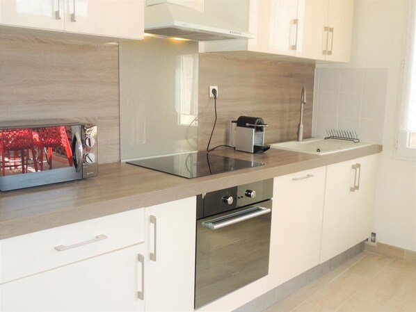 冷蔵庫、電子レンジ、オーブン、コンロ