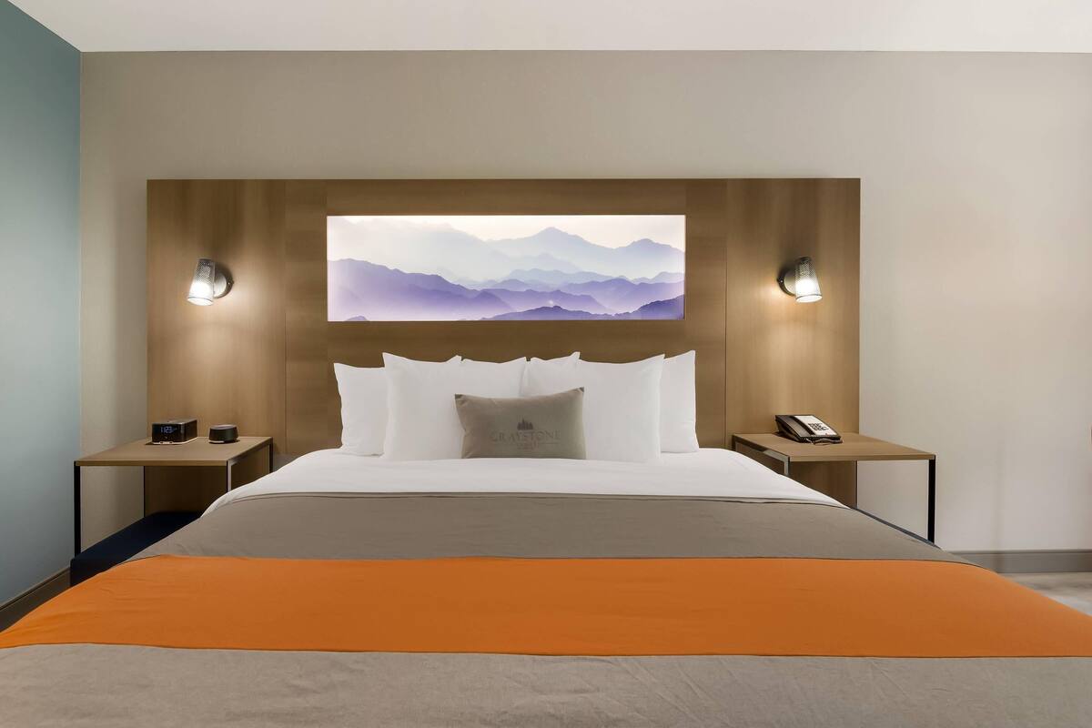 Desk, laptop workspace, free cots/infant beds, free WiFi