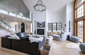 Smart TV, chimenea y libros 