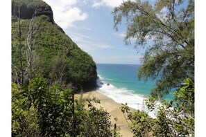 Sur la plage, chaise longue, serviettes de plage