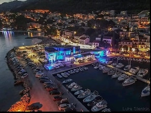 Overlooking the marina, this hotel offers stunning views of the surrounding hills.