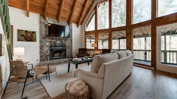 TV connectée, cheminée, table de tennis de table