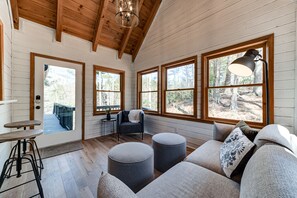 Smart TV, fireplace, ping pong