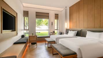 Basic Room | Minibar, in-room safe, desk, laptop workspace