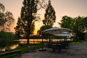 Outdoor dining - Pokkei Hotel Shaoxing  (Shaoxing)