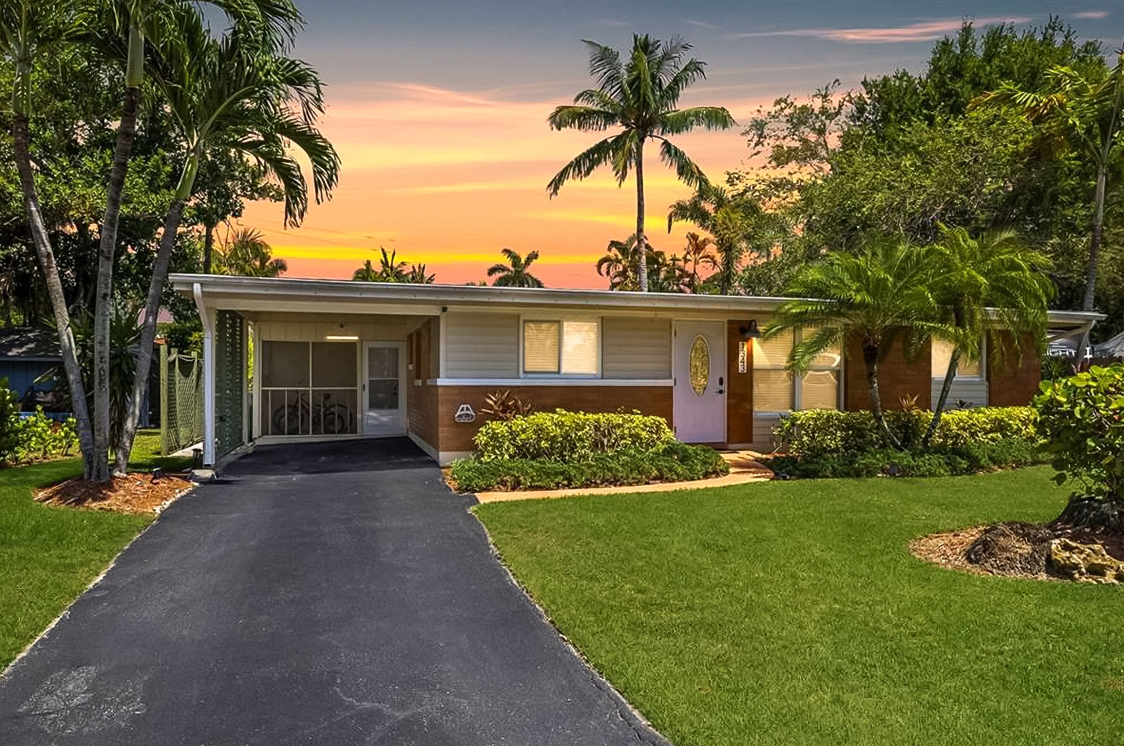 Dog-friendly, tropical retreat with a private hot tub, washer/dryer, & AC