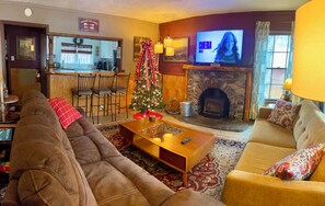 Smart TV, fireplace, table football - Charming house in desired area, walking distance to the lake with 2 decks! (Big Bear Lake)