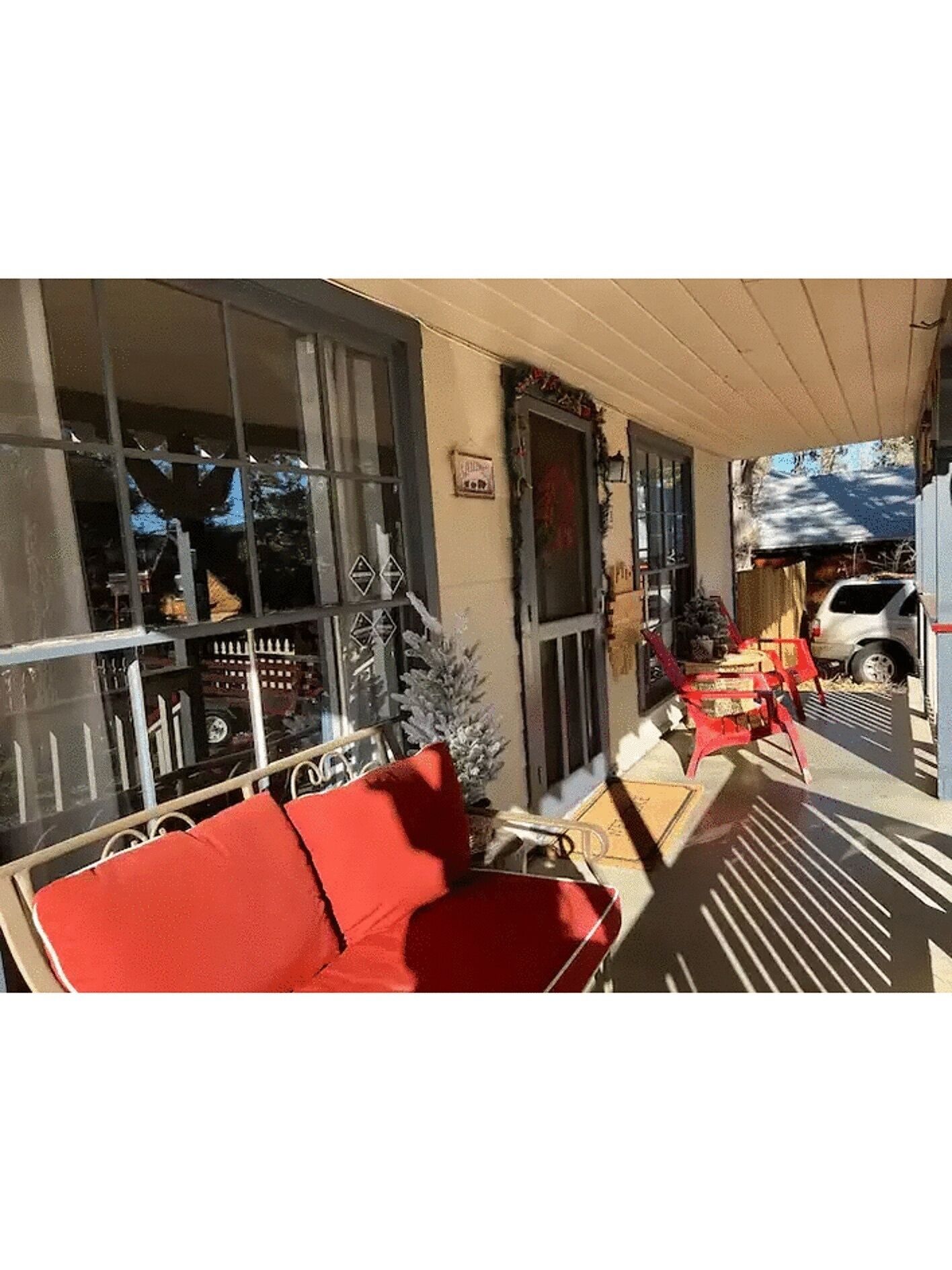 Charming house in desired area, walking distance to the lake!!