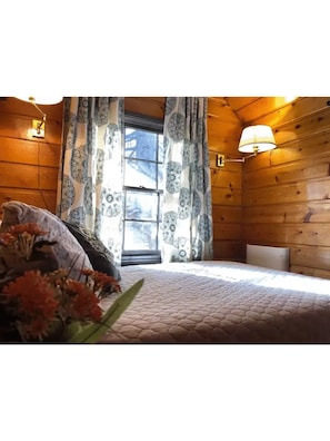 4 bedrooms, desk, WiFi, bed sheets