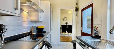 Frigorífico, microondas, horno y placa de cocina