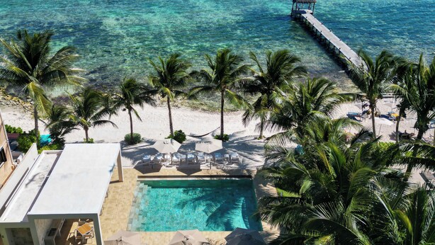 Ein Resort mit Pool, Strand und Steg.