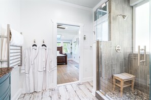 Doccia, asciugacapelli, accappatoio, bidet