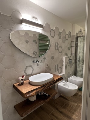 Douche, articles de toilette gratuits, sĂšche-cheveux, bidet