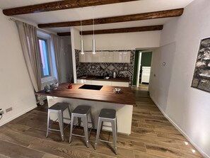 Frigorifero, microonde, forno, piano cottura