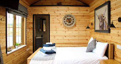 Lily - a shepherds hut that sleeps 3 guests in 1 bedroom