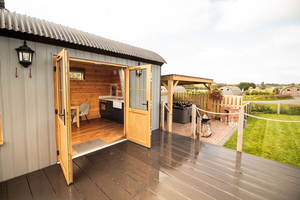 Terrace/patio - Lily -  a shepherds hut that sleeps 3 guests  in 1 bedroom (Rhayader)