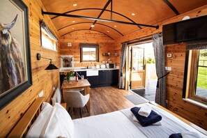 1 bedroom, bed sheets - Lily -  a shepherds hut that sleeps 3 guests  in 1 bedroom (Rhayader)