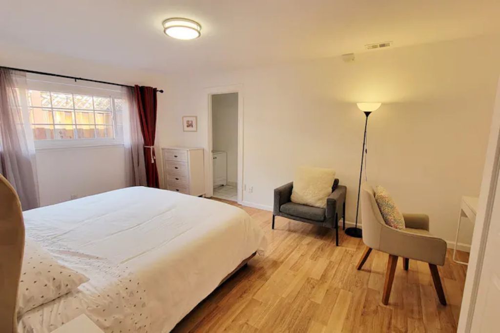 Private entry 1B1B guest suite