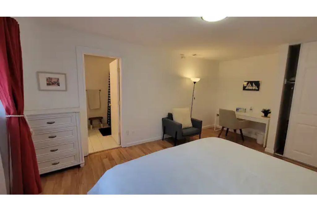 Private entry 1B1B guest suite