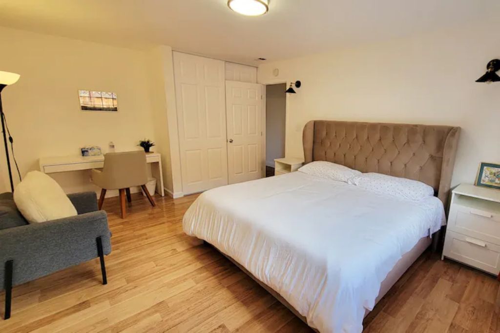 Private entry 1B1B guest suite