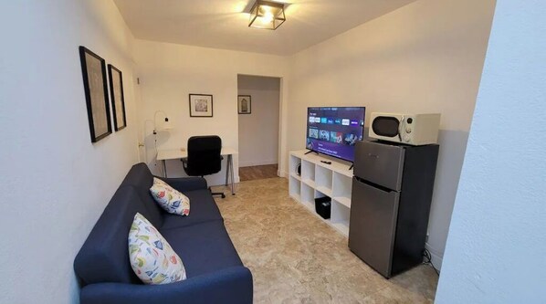 Interior - Private entry 1B1B guest suite (San Jose)