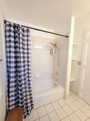 Hair dryer, towels, soap, shampoo - Private entry 1B1B guest suite (San Jose)