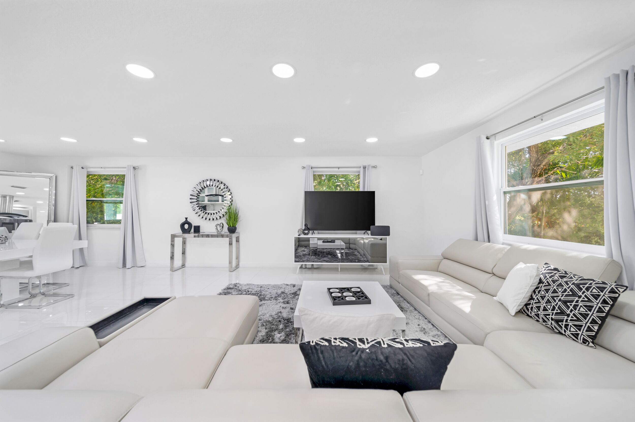 Modern Million Dollar Home with Hot Tub and Pool