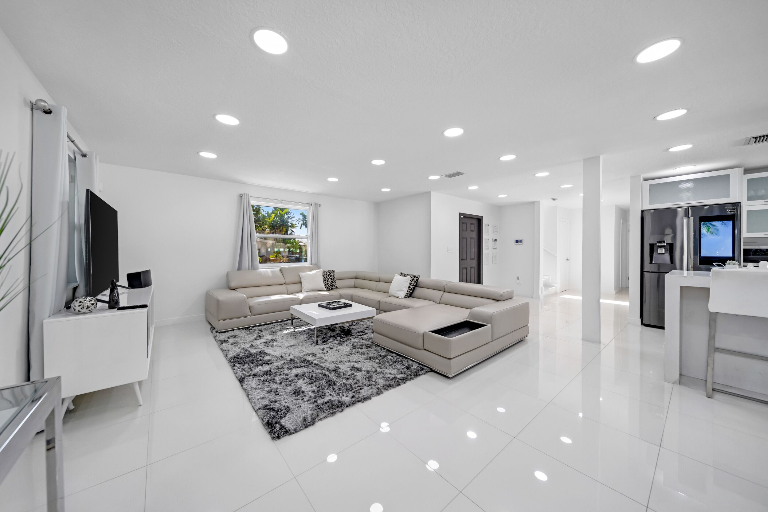 Modern Million Dollar Home with Hot Tub and Pool