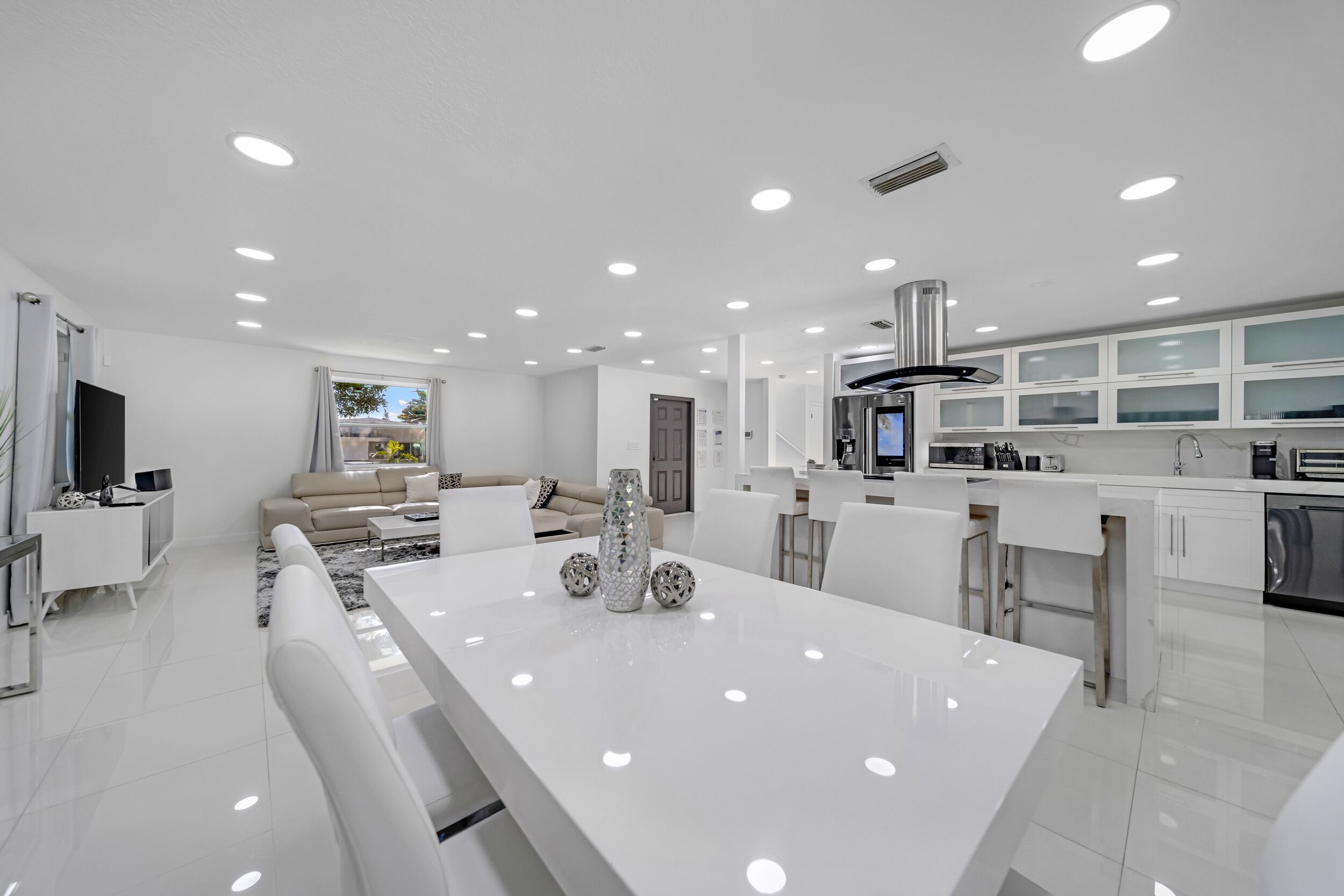 Modern Million Dollar Home with Hot Tub and Pool