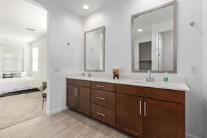 3 bedrooms - NEW HOME + Extra APT | Sleeps 10! (Phoenix)