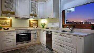 Fridge, oven, stovetop, dishwasher