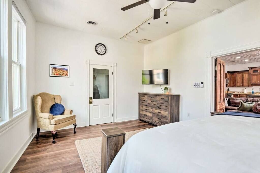 Trout's Loft 2 Bedroom, Historic Downtown Front Royal, VA