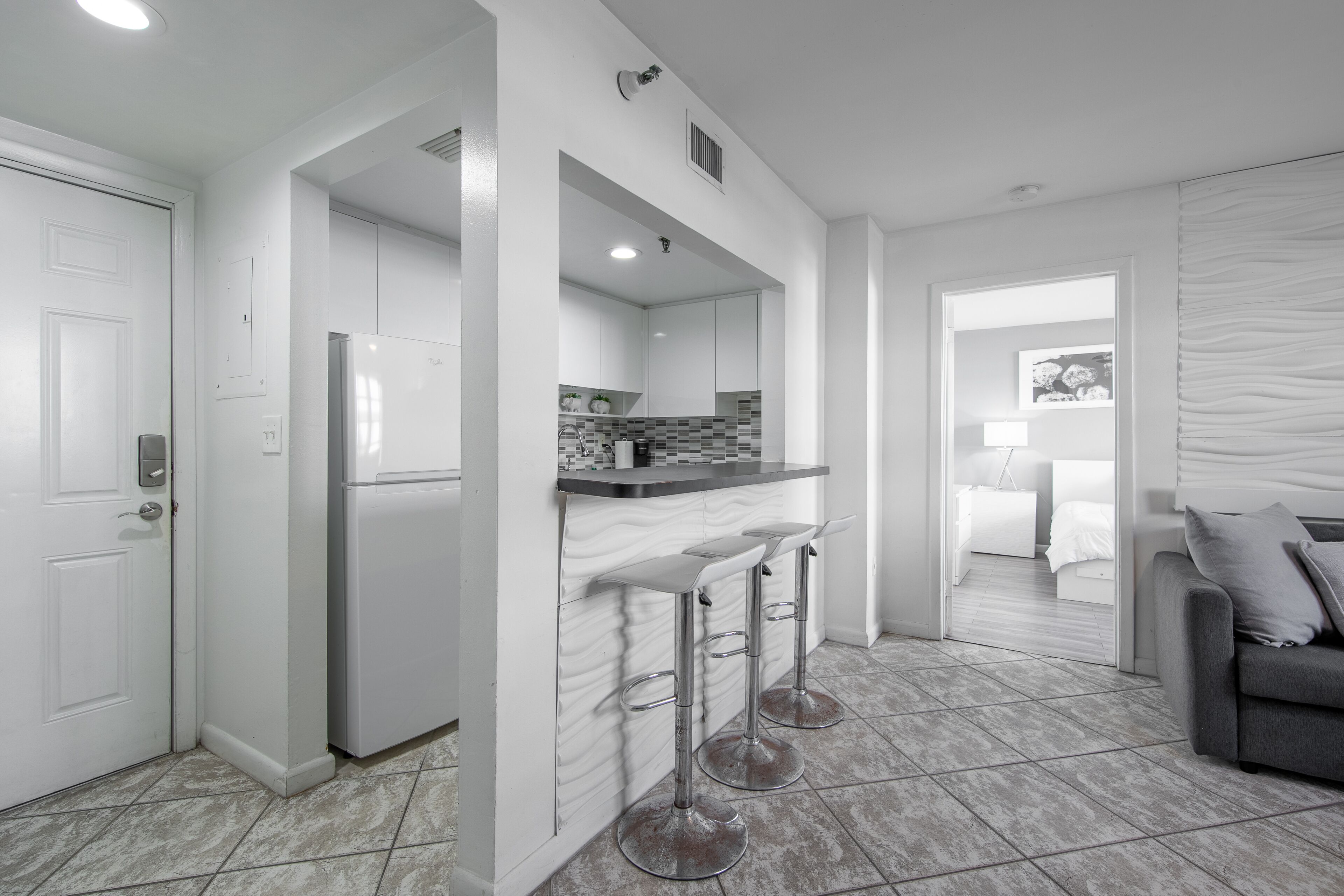 Chic condo with full kitchen & WiFi steps from beach, shopping, & dining