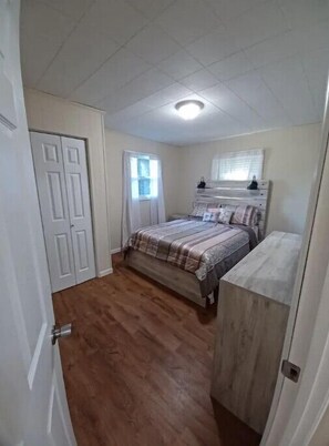 4 bedrooms, free WiFi, bed sheets - Brown House in the Woods - Barkley Lake Area (Cadiz)