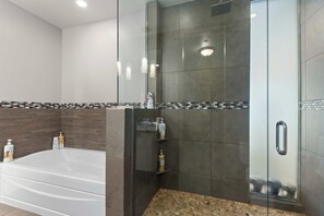 Dusche, Haartrockner, Handtücher, Seife