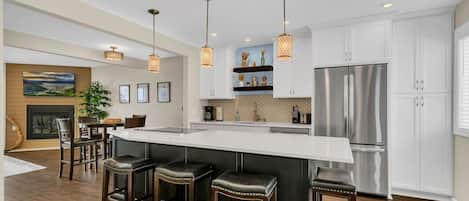 Réfrigérateur, four à micro-ondes, un four, surface de cuisson