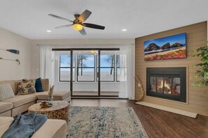 Télévision, cheminée