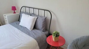 2 habitaciones, caja de seguridad en la habitación y escritorio 