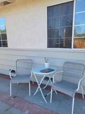 Outdoor dining - Bright spacious cozy 2B1B with full living full kitchen and gated backyard (San Jose)