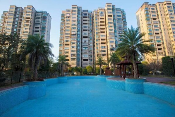 Outdoor pool - Houde Hotel (Yifeng)