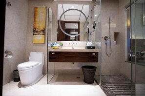 A modern bathroom with a toilet, sink, and shower. - Houde Hotel (Yifeng)