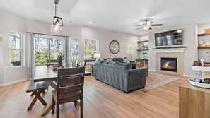 Smart TV, fireplace, books, printers - Stay and Play in Spacious House in Star! (Star)