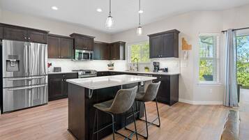 Fridge, oven, stovetop, dishwasher
