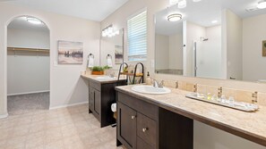 Shower, jetted tub, hair dryer, towels - Stay and Play in Spacious House in Star! (Star)