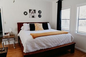 3 quartos, escrivaninha, ferros/tábuas de passar roupa, berço de viagem