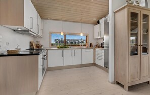 ثلاجة، موقد طهي مسطح، غسالة أطباق، ماكينة لصنع القهوة/الشاي